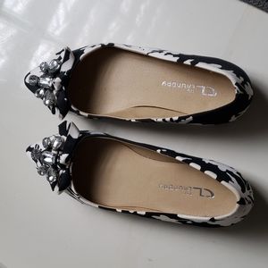 Chinese Laundry black and white flats (size 8)